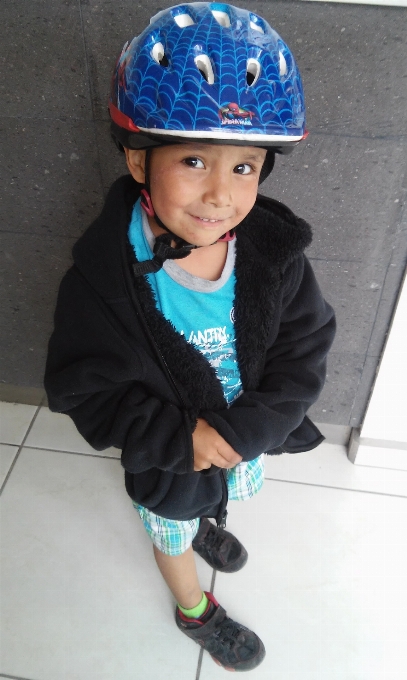 Anak laki-laki topi biru