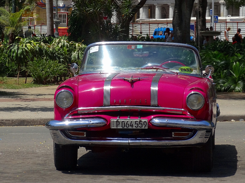 Auto retrò veicolo rosa