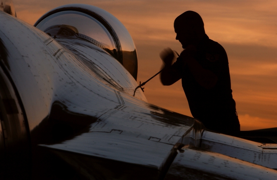 Silueta atardecer avión aeronave