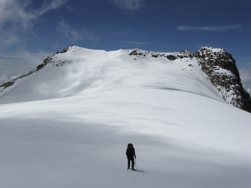 Paesaggio natura montagna nevicare