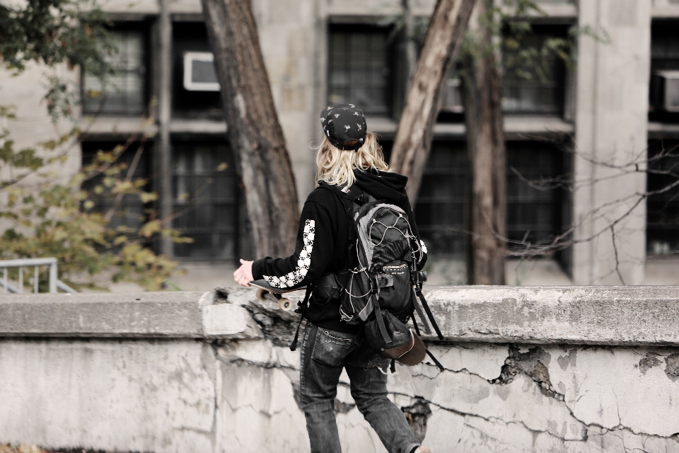 Mann gehen straße skateboard