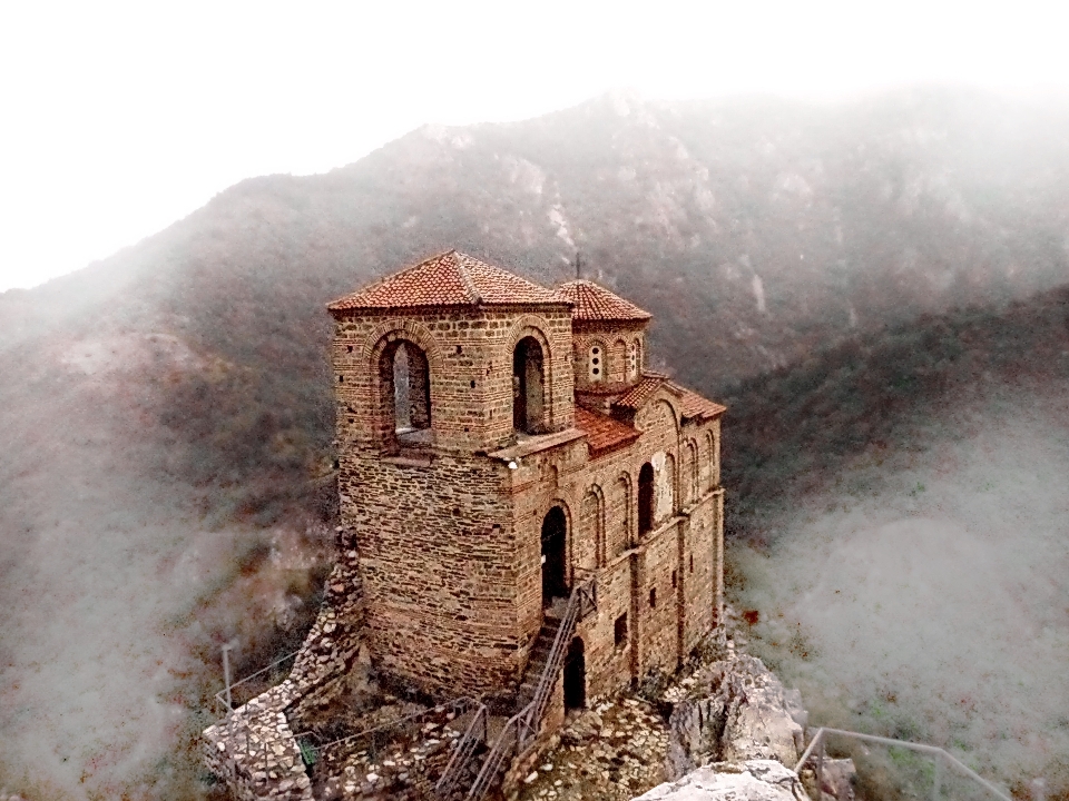 Rock fog tourism temple