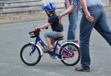 Mann junge fahrrad fahrzeug Foto