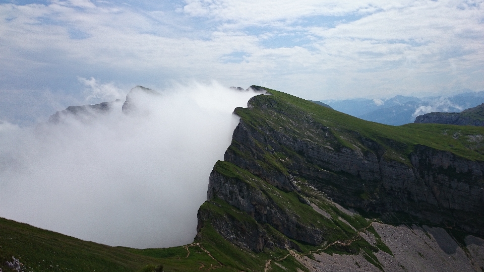 Paesaggio natura selvaggia
 a piedi montagna