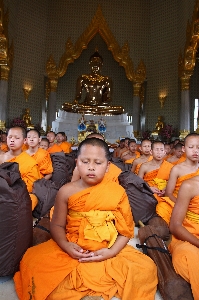 Foto Rakyat biarawan merenungkan
 buddhis