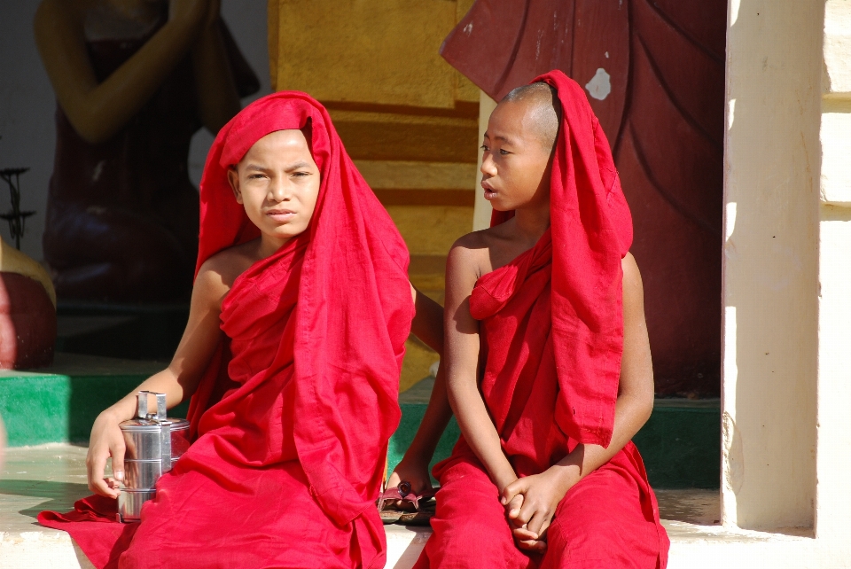 Rot mönch buddhismus kleidung