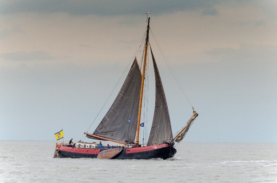 Laut air kapal mengirimkan