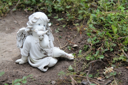 White flower monument statue Photo