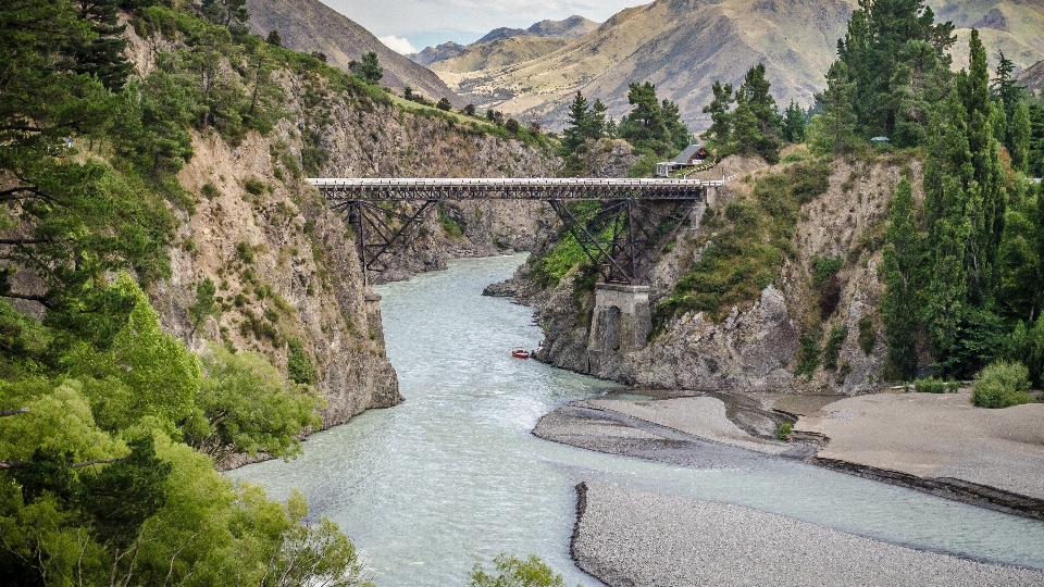 Paisaje agua montaña puente