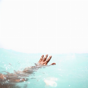 手 ビーチ 海 水 写真