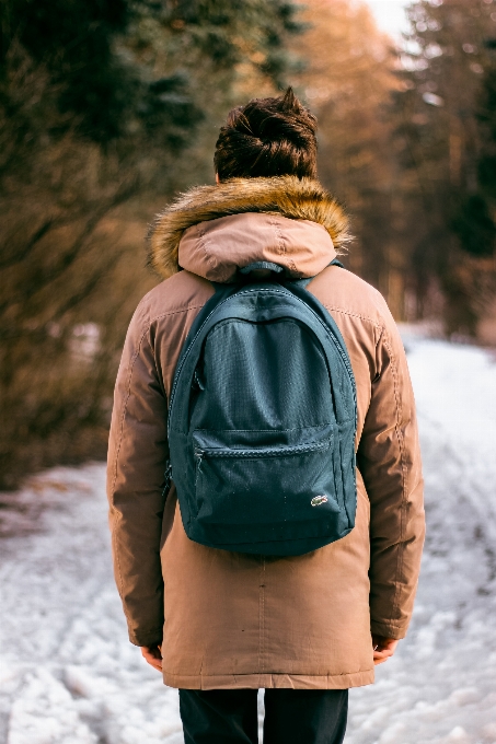 Homme marche neige hiver