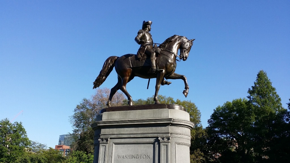 Monument downtown jumping statue