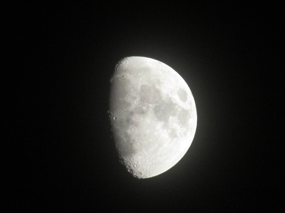 Hitam dan putih
 malam suasana bulan