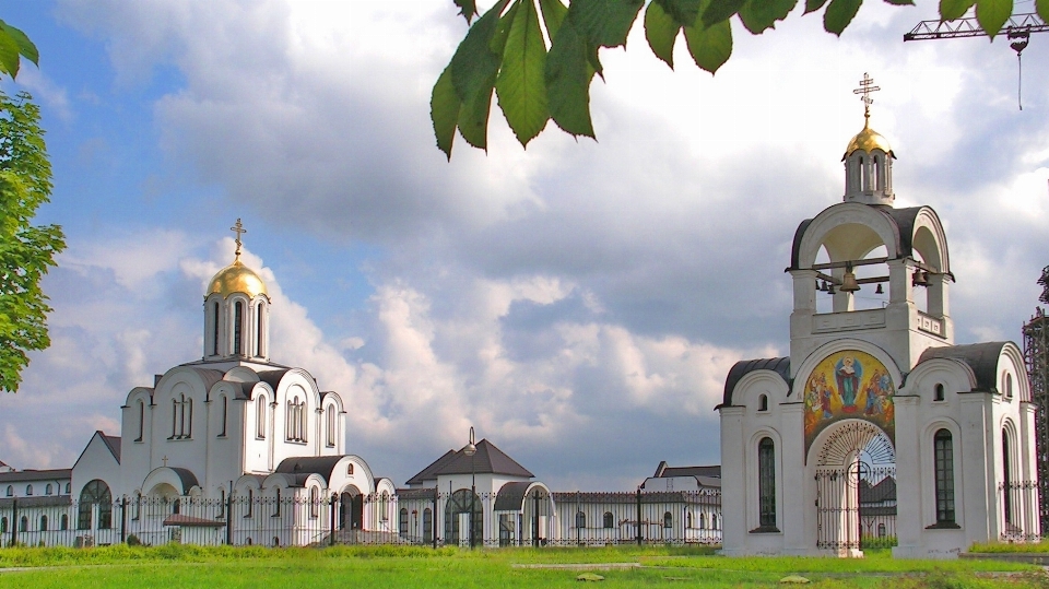 Bangunan tengara gereja katedral