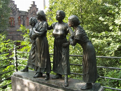 Group monument statue metal Photo