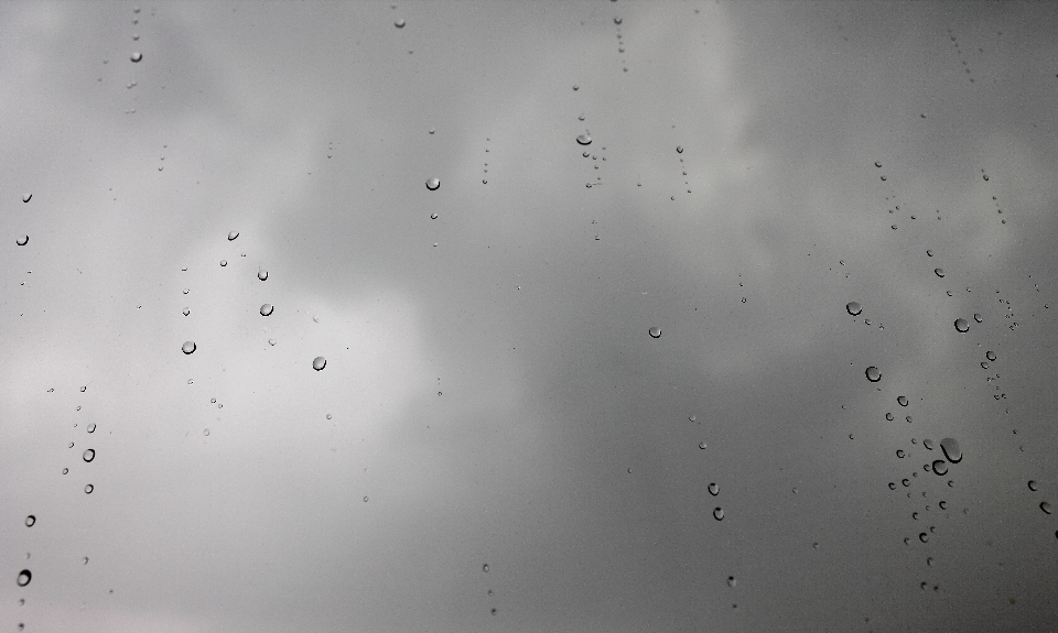 Natura gocciolare nube bianco e nero
