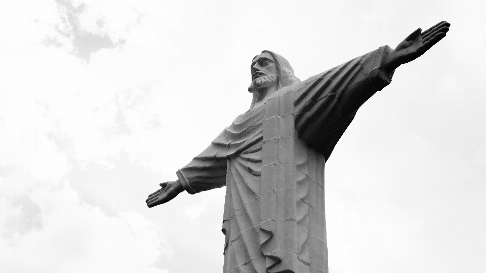 En blanco y negro
 monumento estatua negro