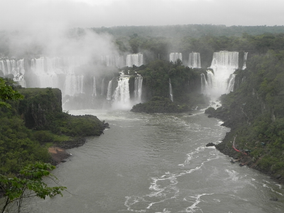 Agua cascada neblina río