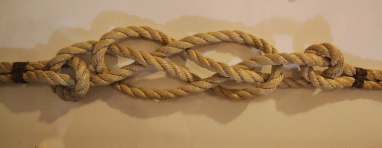 Dew rope wood chain Photo