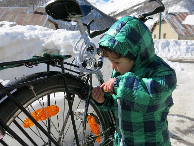 Photo Enfant vélo réparation véhicule