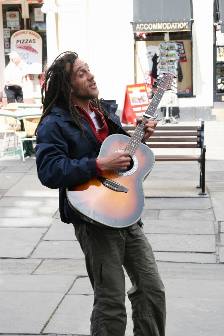 Uomo persona musica strada