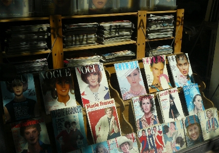 Book read woman paris Photo