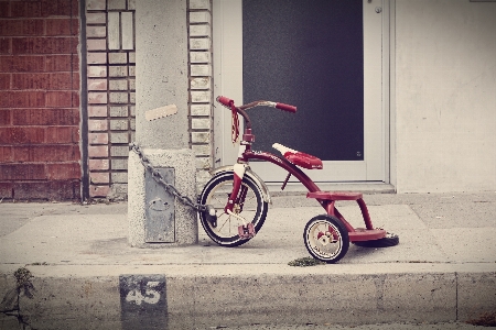 White street wheel tricycle Photo