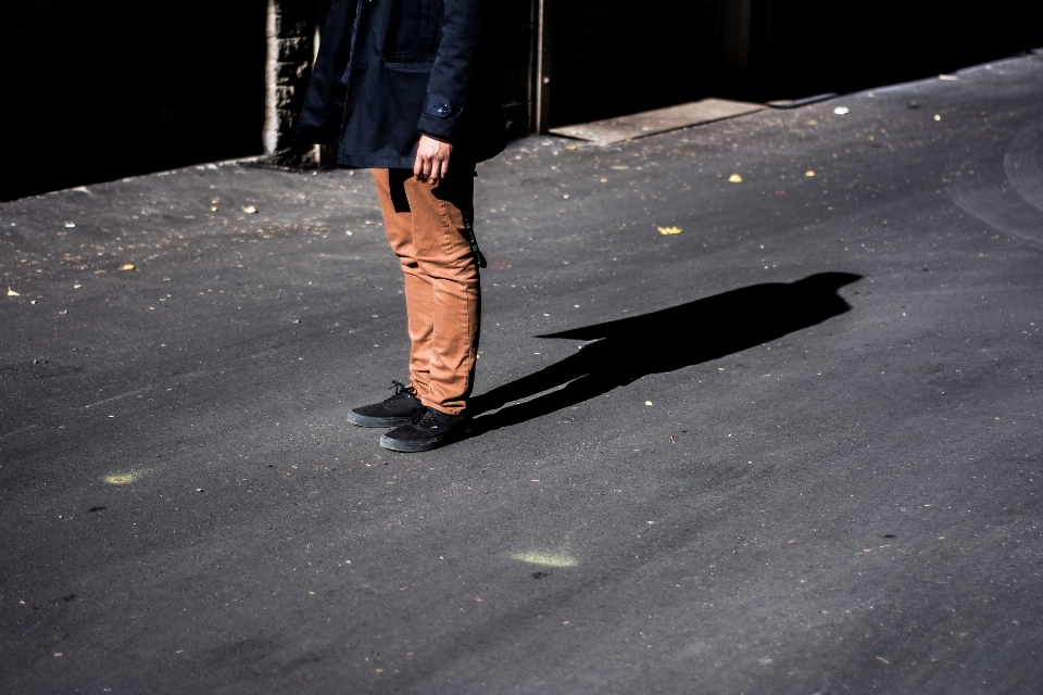 Homme personne chaussure lumière