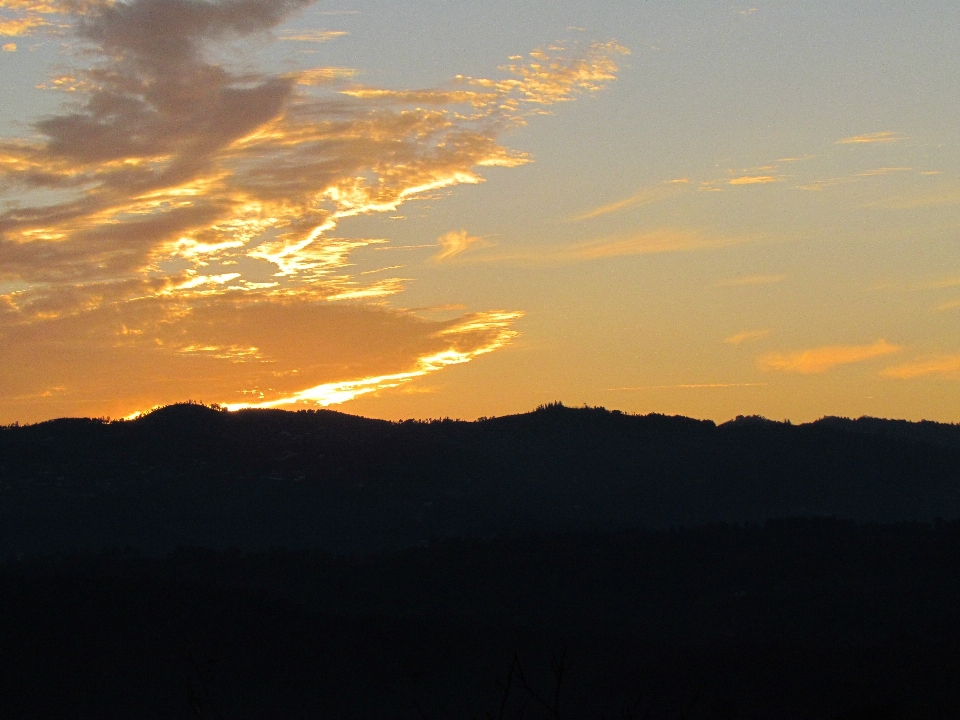 Horizon montagne lumière nuage