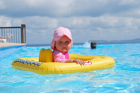 Foto Bermain liburan kolam renang
 anak