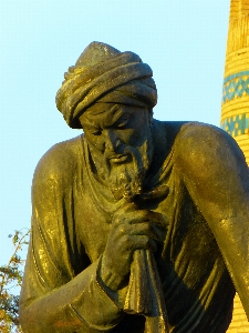 Foto Monumento statua religione giallo