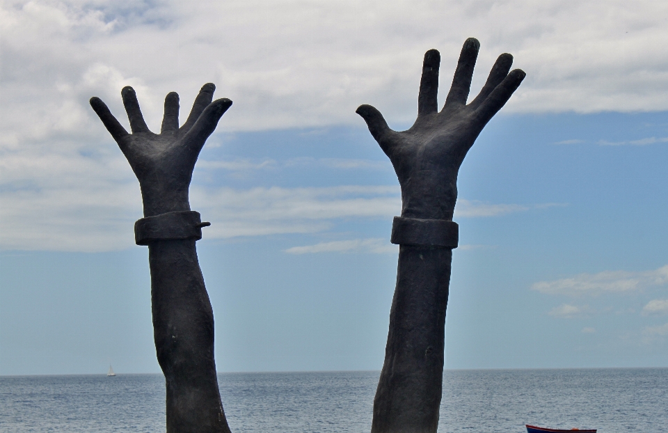 Hand meer monument statue