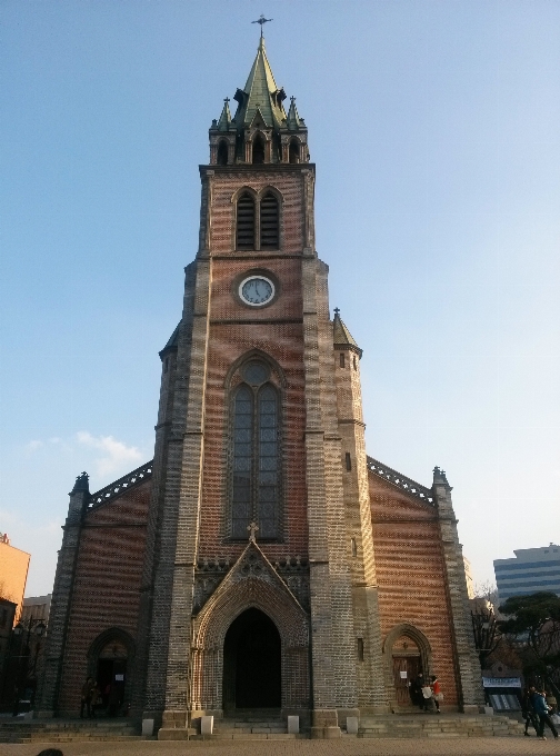 Edificio torre punto de referencia iglesia