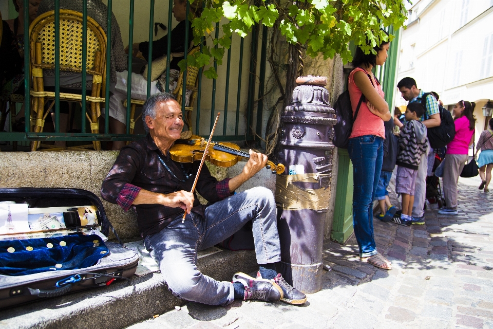 Hombre música gente camino