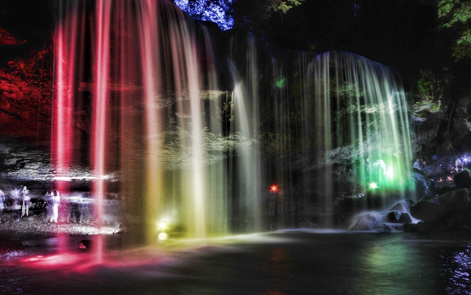 Air terjun lampu malam