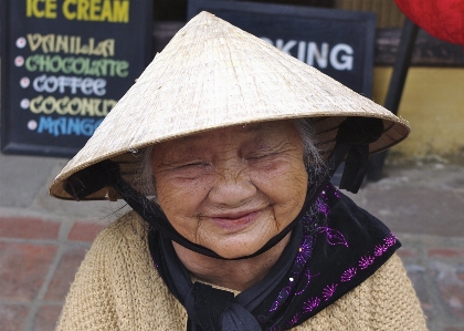 Foto Pria orang rakyat topi