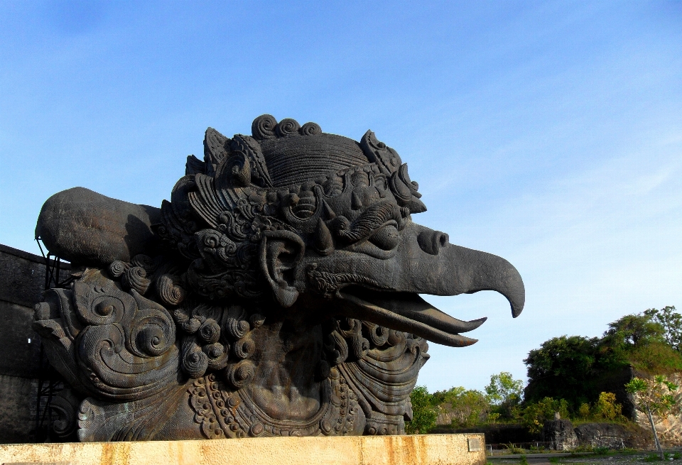 Monumento asiatico statua plaza
