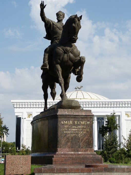 Pomnik statua element krajobrazu rzeźba