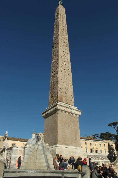 Monumento statua punto di riferimento memoriale