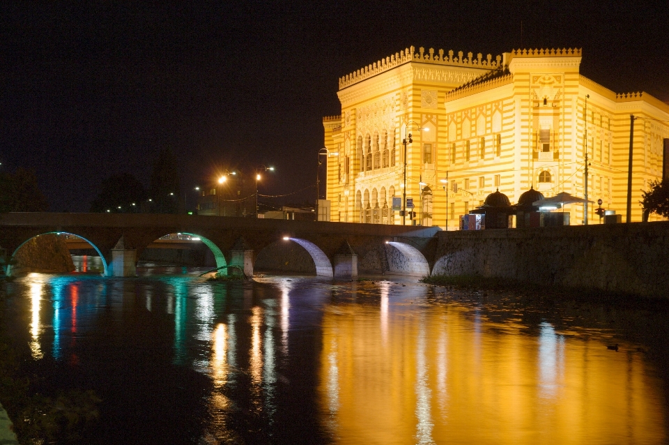 Luz puente noche edificio