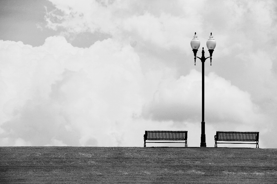 Luz nube en blanco y negro
