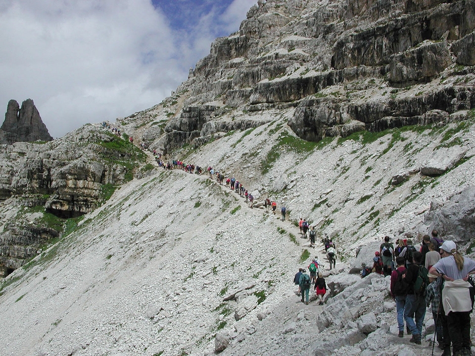 Jalur rock sedang berjalan gunung