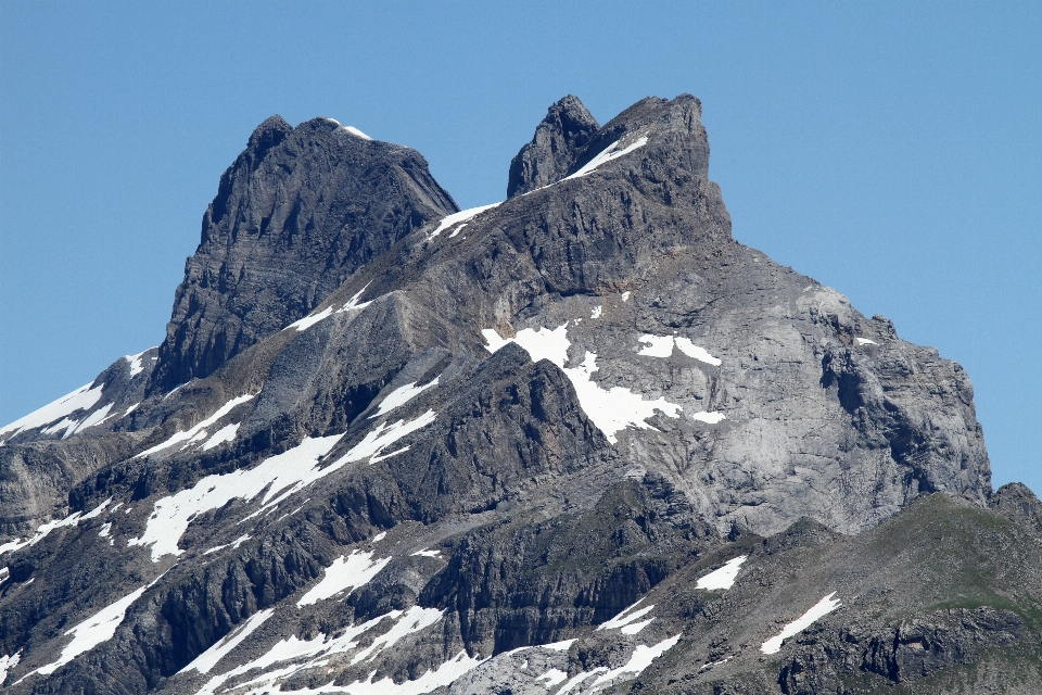 Paesaggio rock a piedi montagna