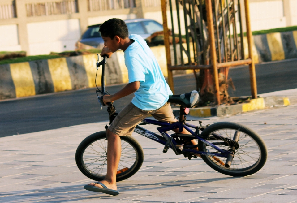 Pessoas roda criança bicicleta