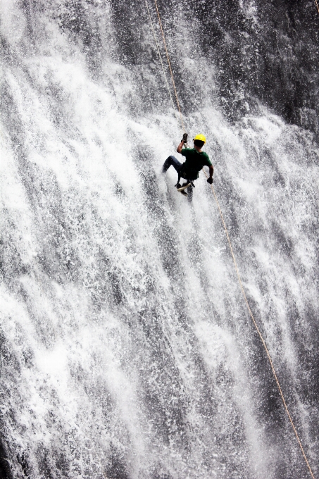 Hombre agua cascada montaña