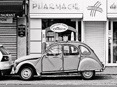 Foto Preto e branco
 carro roda velho