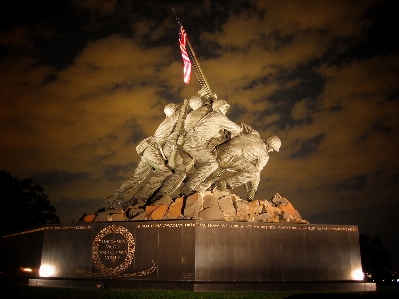 Foto Langit malam monumen patung