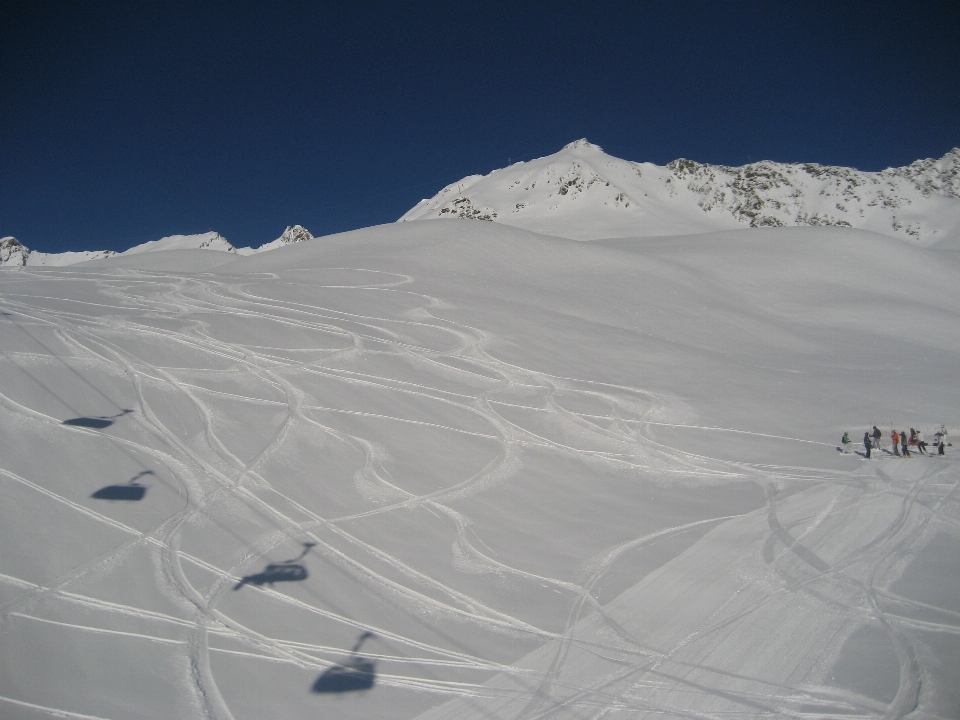 Paesaggio natura montagna nevicare