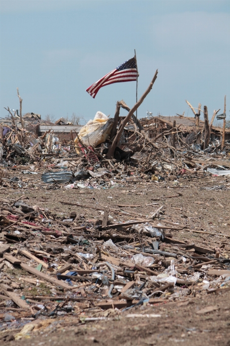 Jalur angin bendera amerika
 menghancurkan