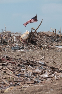 Foto Caminho vento bandeira americana
 ruína